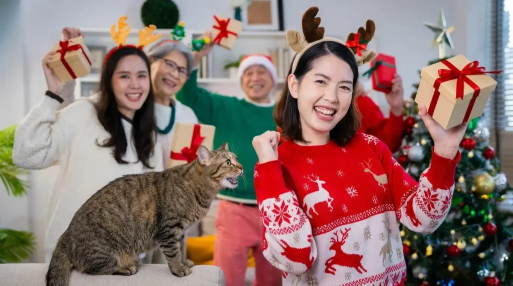 un chat choqué devant les pulls de Noël de ses parents