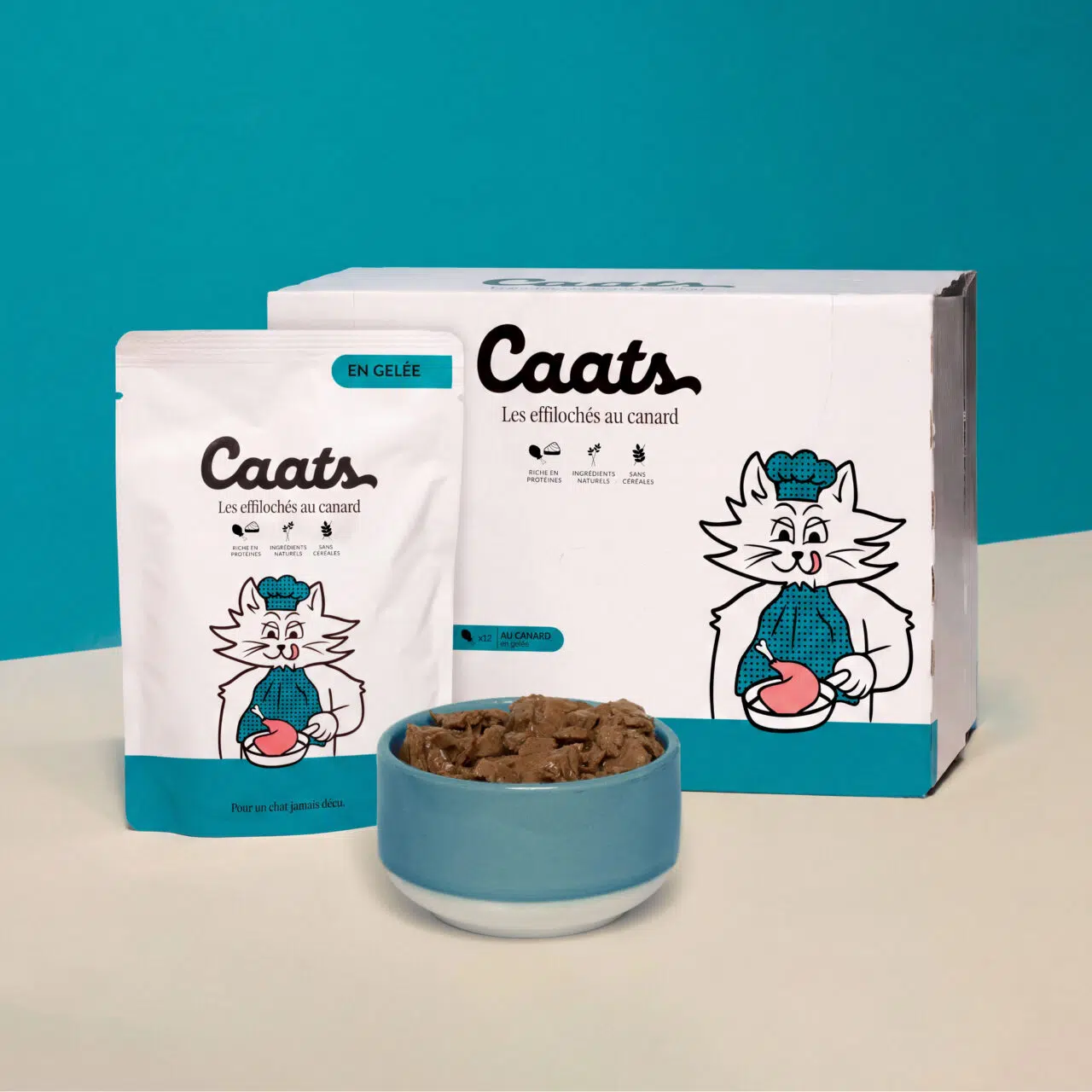 Pack de 12 sachets d'effilochés en gelée au canard pour chat Caats avec un bol servi